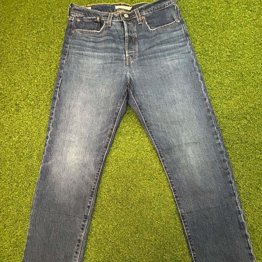 Levis Premium Wedgie Straight Jeans Womens 30 Medium Wash‎ Raw Hem High Rise